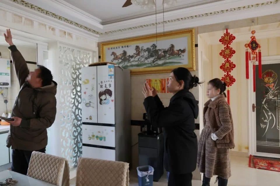 楼上空房漏水，楼下住户的损失谁来赔偿？