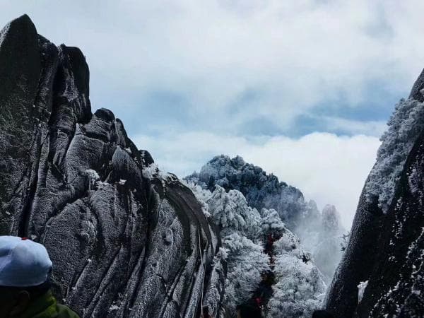 游客很讨厌游玩黄山时下雨，但只要找准时机，定能看到云海奇观