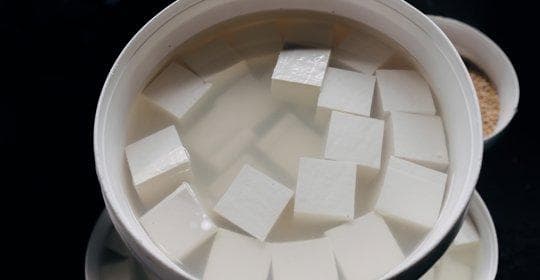 豆腐花：营养价值、功效、禁忌与食用方式全解析