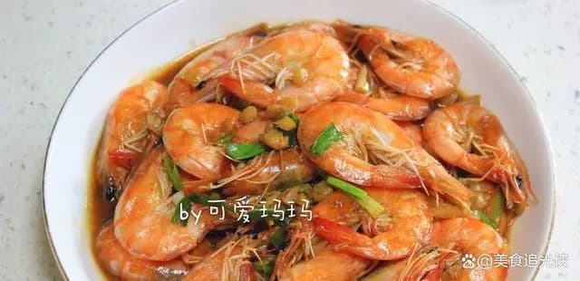 厨房小白也能搞定的红烧虾秘笈：鲜嫩多汁，回味无穷！