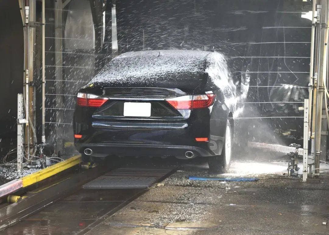 经常洗车和1-2个月不洗车，哪种更伤车？老师傅：1年后你就知道了
