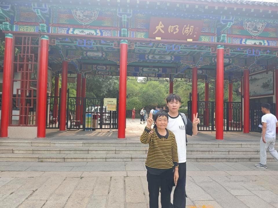 2000元毕业旅行：大学生带母亲圆梦天安门