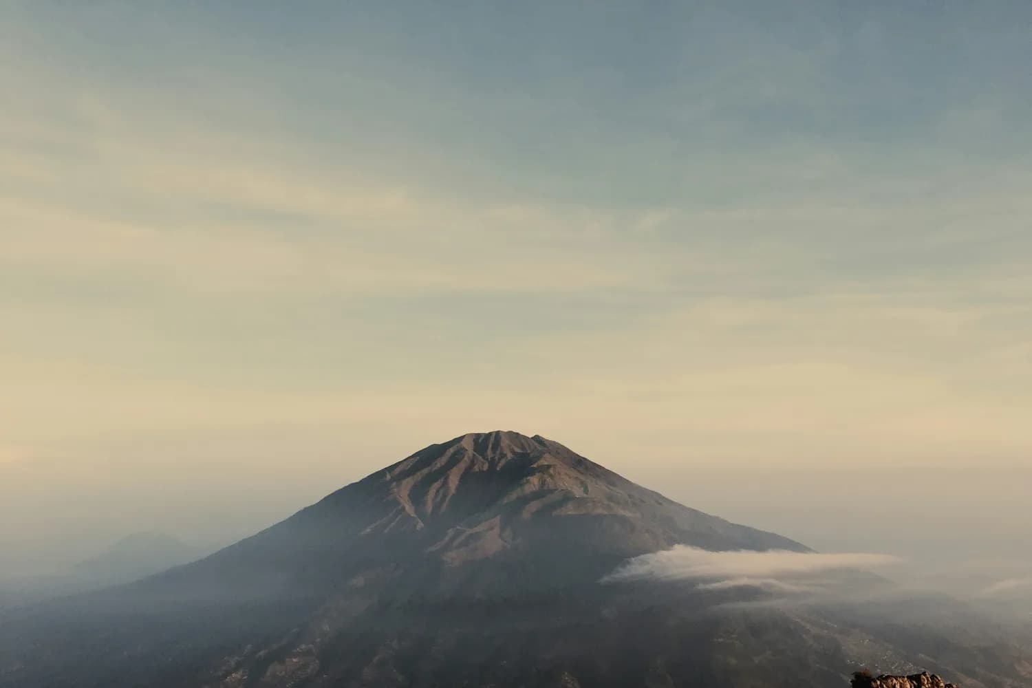 临海大火山：八千万年的地质奇观