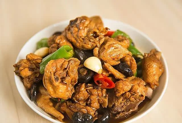 教你香菇焖鸡最家常的做法，鸡肉鲜香入味，做法简单