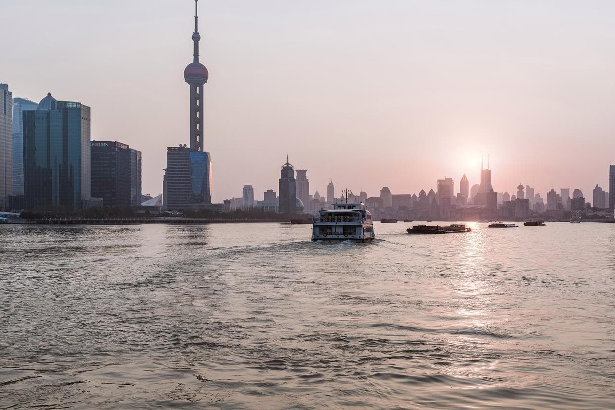 上海外滩的故事：黄浦江畔的奢华夜游