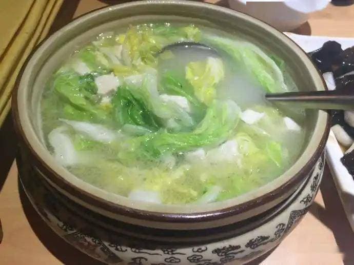 泰山之巅的烟火气：登岱必尝的5道地道美食，吃出千年文化底蕴