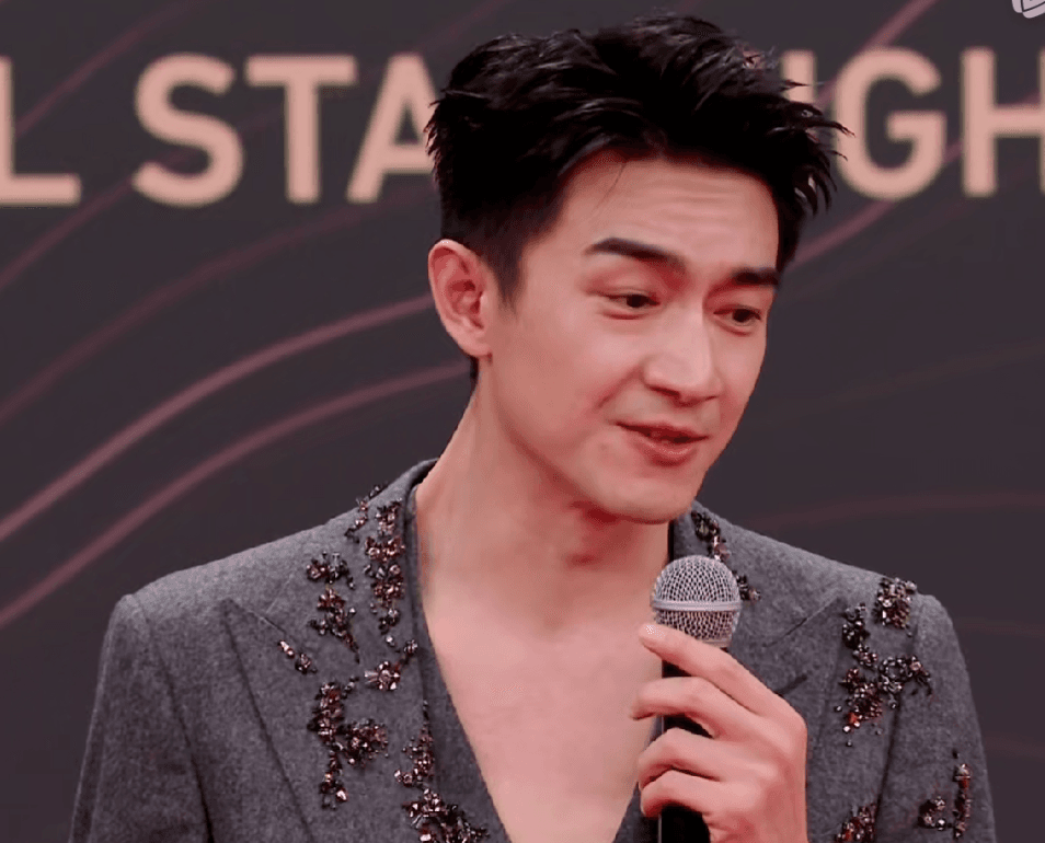 低调绅士vs时尚甜辣：冯绍峰虞书欣红毯风格大不同