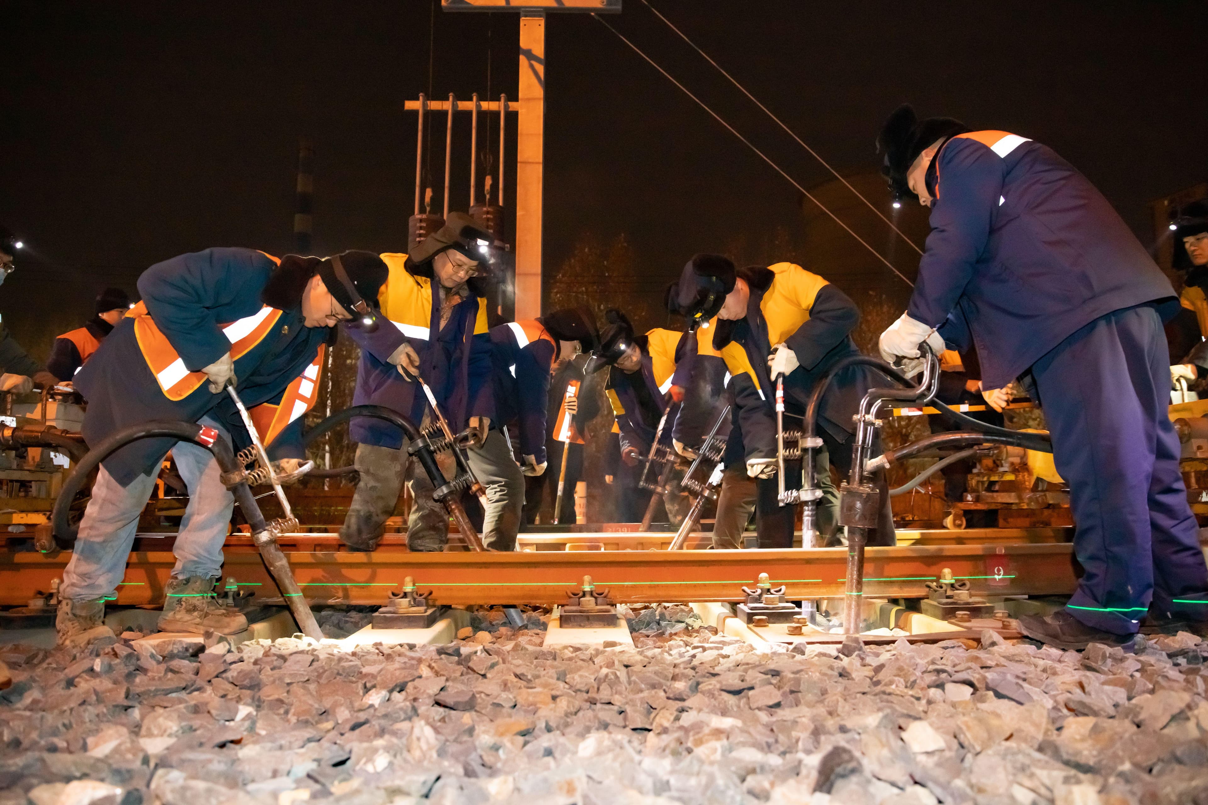 石济高铁夜战忙 ——石家庄工务段石济高铁线路设备维修作业纪实