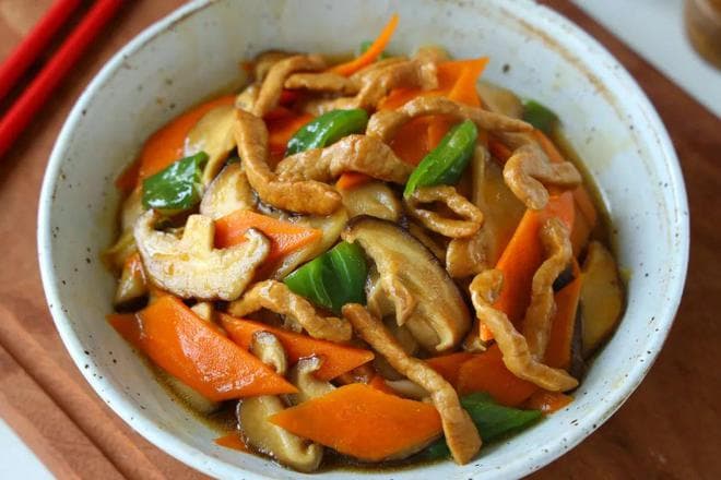 春季养生，这道菜使劲吃！四种食材一盘菜！营养均衡，价格便宜！