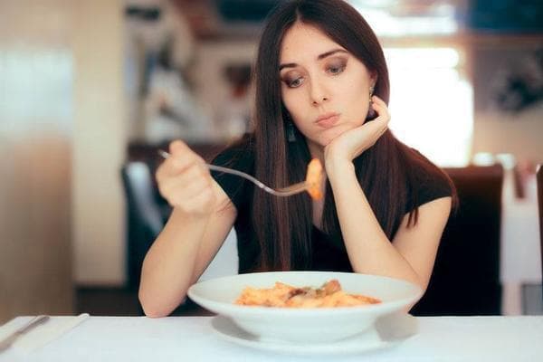 吃撑了胃难受？4个小妙招帮你快速消食