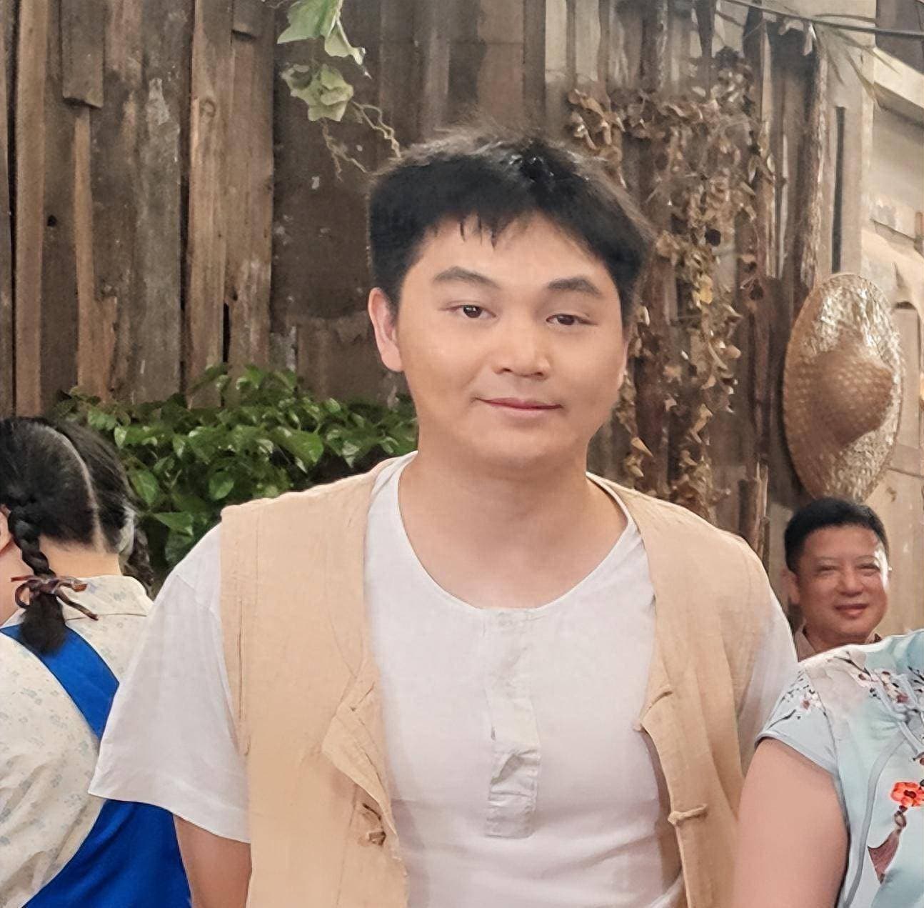 《七十二家房客》容晖，告别发仔记角色，染红发开始做回自己！