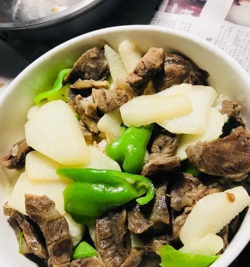 莴笋山药炒牛肉美食秘籍（做法简单，营养丰富，让你体验健康美味的佳肴）
