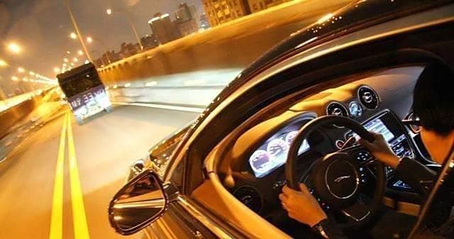 夜间高速行车安全指南：规划、检查与驾驶要点