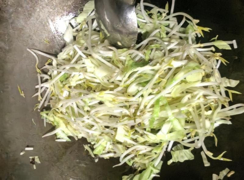 老式豆芽鸡蛋焖饼