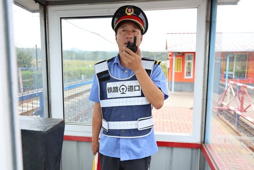 中秋节里的铁路道口安全“守护者”