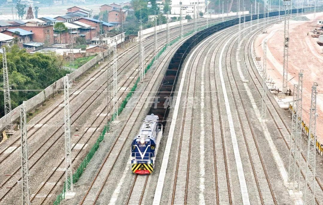 达州东部经开区铁路专用线开通，成渝经济圈再添重要物流通道