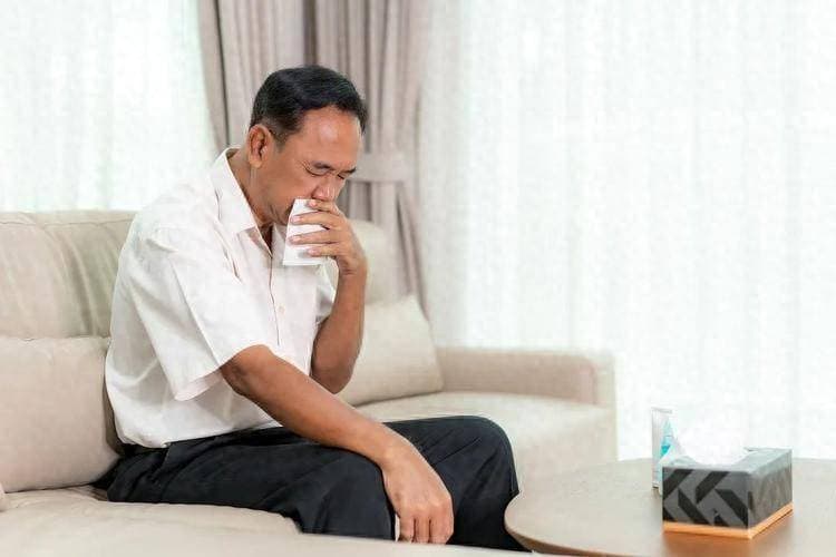 喉咙不适，别再以为是咽炎了！医生：若有2个症状，心脏或已衰竭