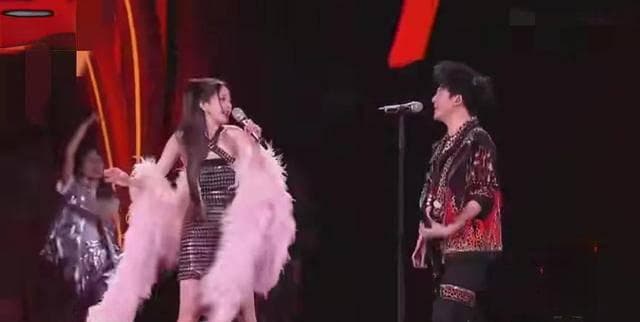 杨幂大张伟湖南卫视跨年晚会表演意外成亮点，冷静应对，活力四射