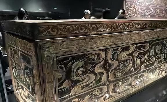 千年女尸辛追：生前生活奢靡，出土后被解剖，最珍贵陪葬品已被盗
