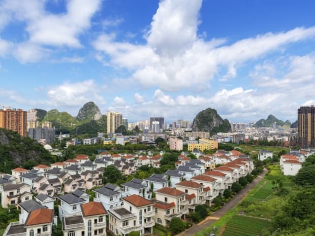 明年各地将继续增加保障性住房供给，城中村改造如何影响房价？
