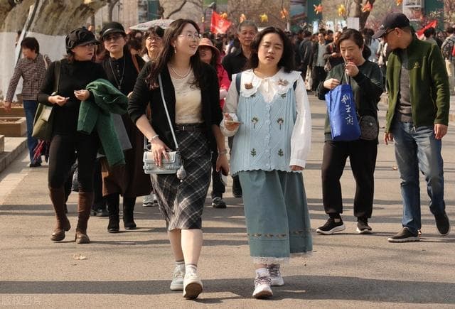 江苏南京：3 月气温 “坐火箭”，街头穿搭大乱斗！