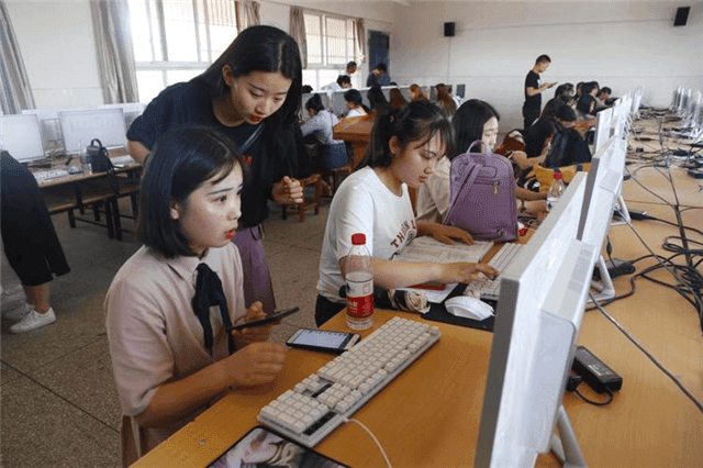 被AI淘汰的专业，出现了！这一大学宣布：两个专业取消招生