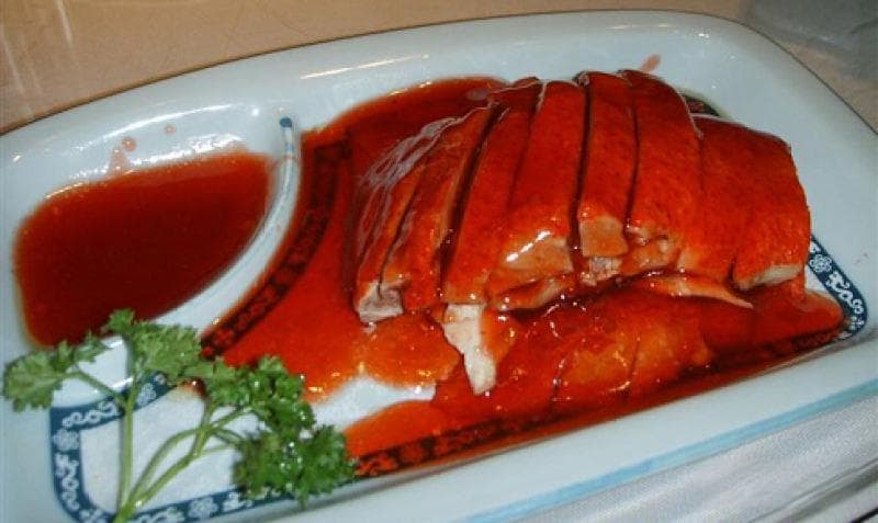 苏州吴江传统名菜卤鸭：色泽酱红，皮肥不腻，肉质鲜嫩，香酥入味
