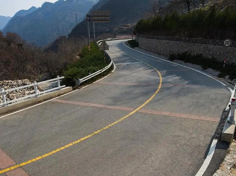 山路下坡频繁踩刹车危险？掌握L档+发动机制动正确配合方式