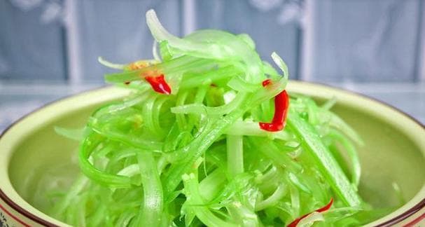 清炒芹菜：一道承载童年回忆的家常美味