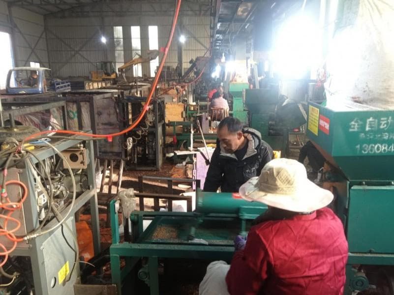 河南西峡：抢抓时机菌棒生产忙