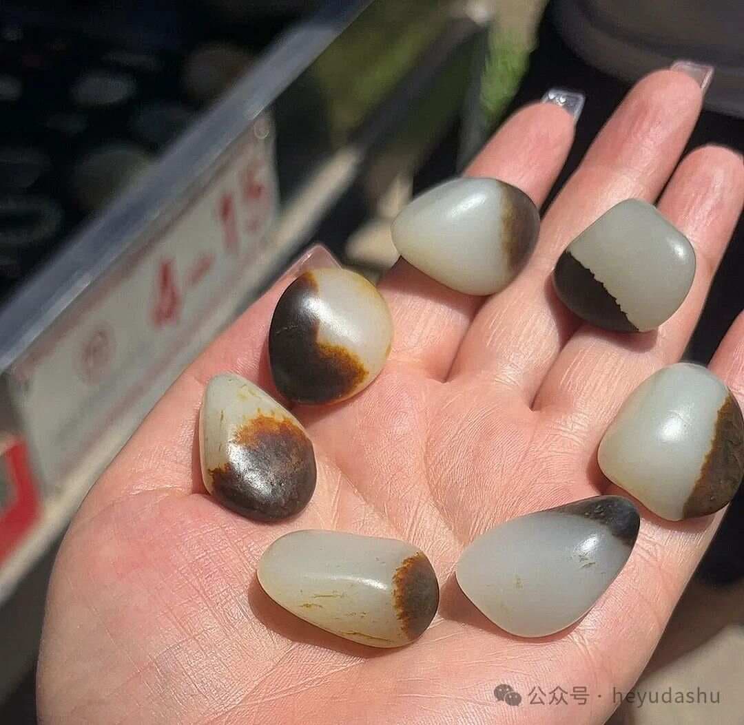 让美玉油光锃亮的秘密：和田玉的“油养”讲究，让你的宝贝瞬间升值！