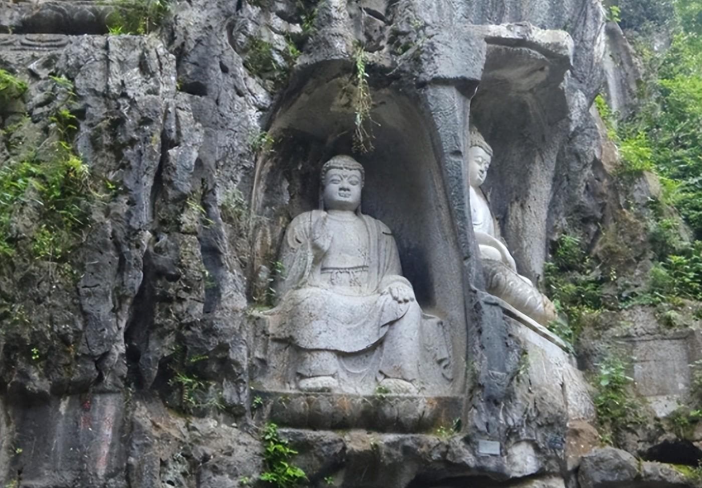 杭州飞来峰这个佛教石像不能拜！此人生前作恶多端，死后遗臭万年