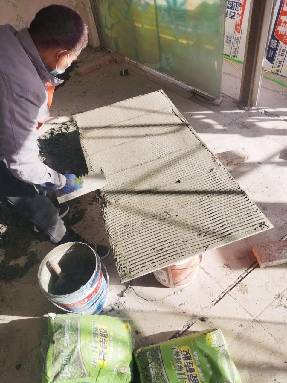 “不用背胶，瓷砖脱落我不负责”，遇到说这种话的工人，赶紧让他走人！
