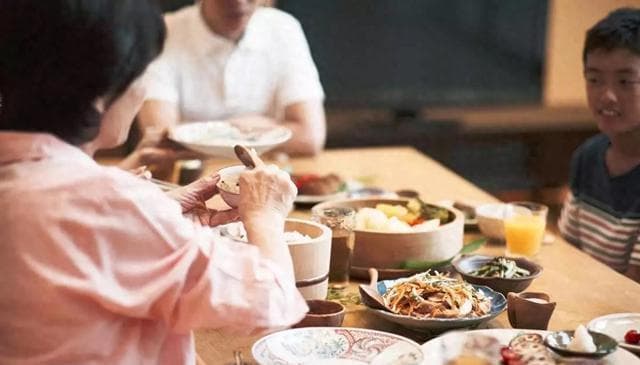 饭后立即散步到底好不好？提醒：年过70岁，散步时注意这2点