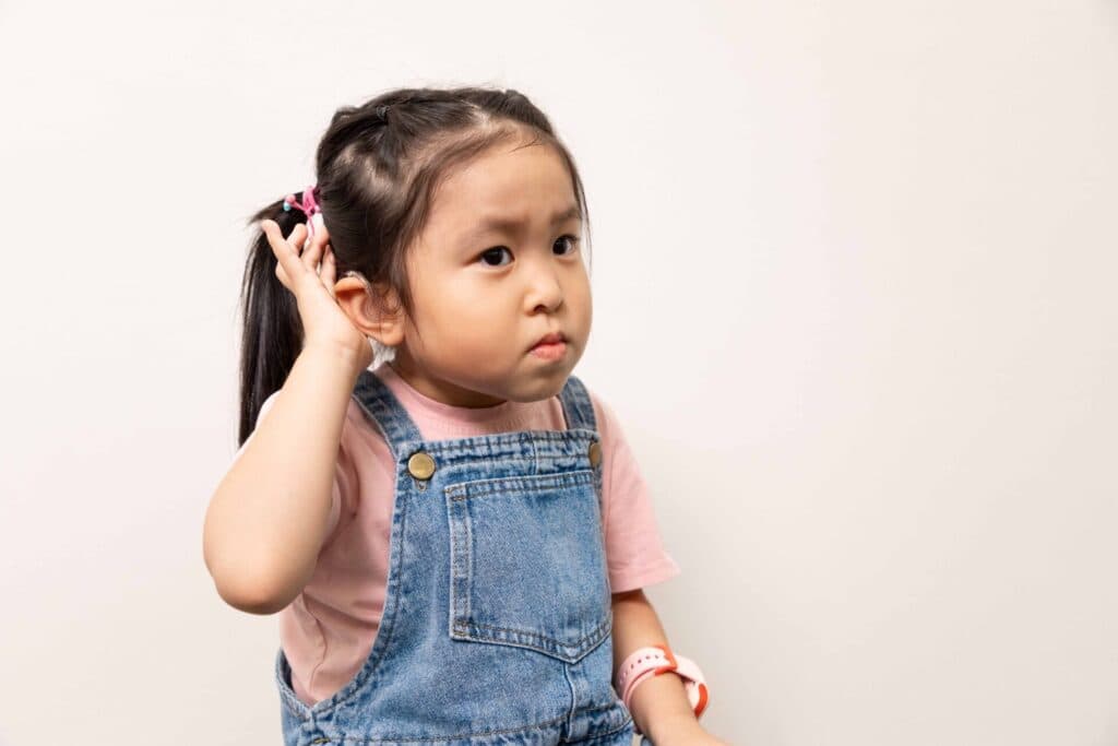 听能发展里程碑：如何发现孩子的听觉能力？