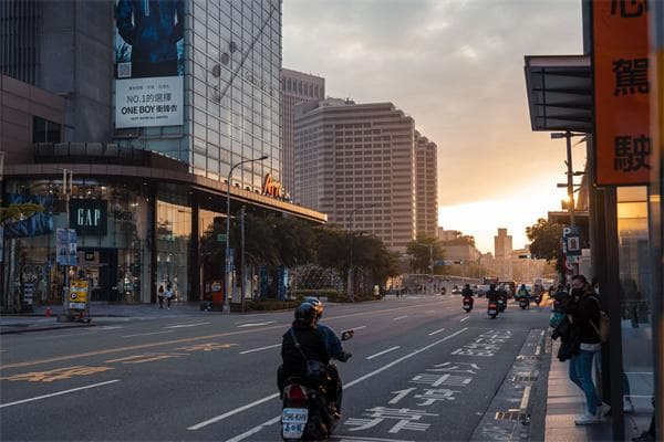 《我们不能是朋友》：一首关于友情与界限的歌曲
