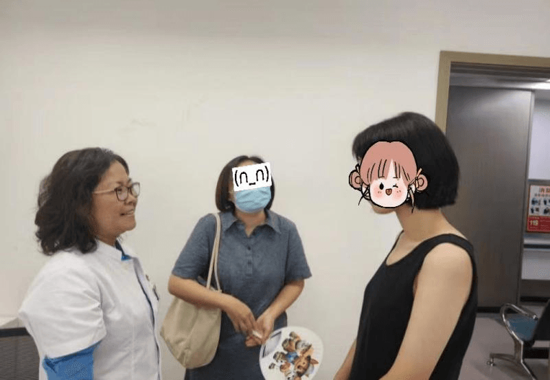 15岁女孩患青春痘4年治疗12天好转，医生：过青春期能自愈是误解，应科学治疗