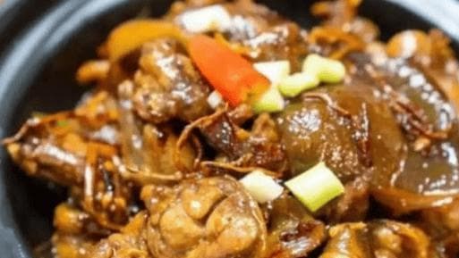 红烧甲鱼，是一道具有浓郁酱香和鲜美滋味的传统佳肴