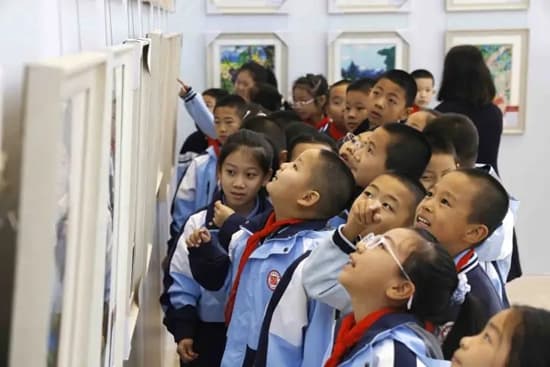 “童绘新疆”：在青少年心中播撒下中华民族共同体意识的种子