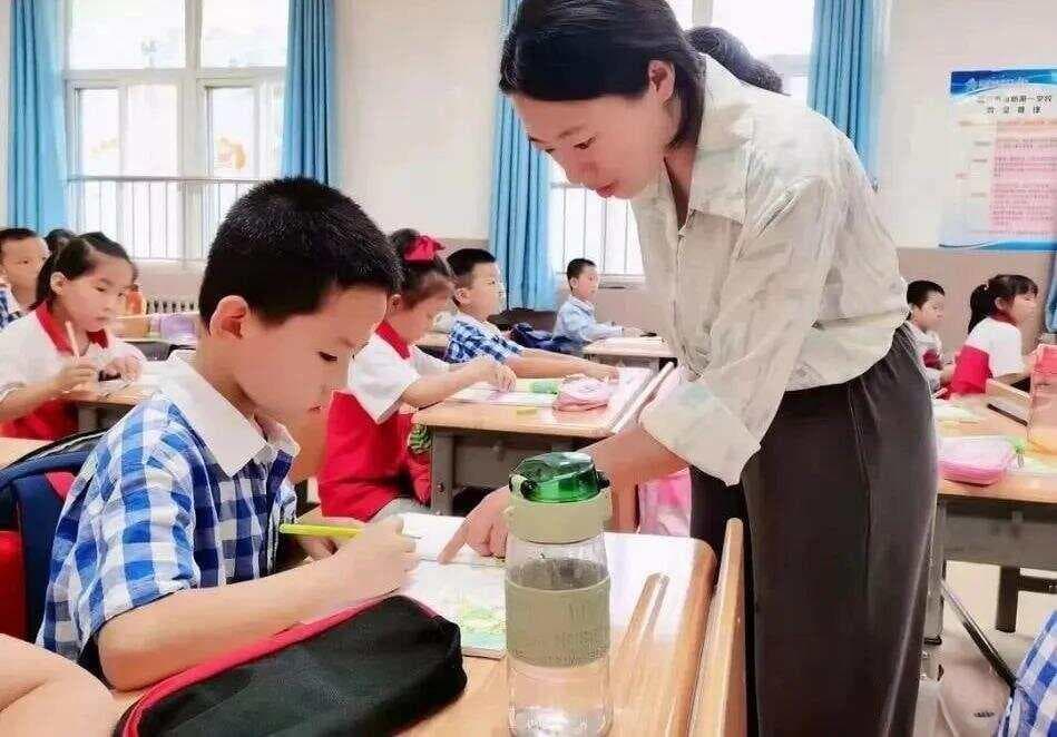 无生上课：模拟课堂下的教师“自导自演”活动