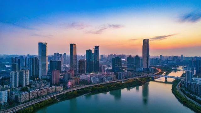 如何有效维护自媒体平台以提升用户体验和内容质量？