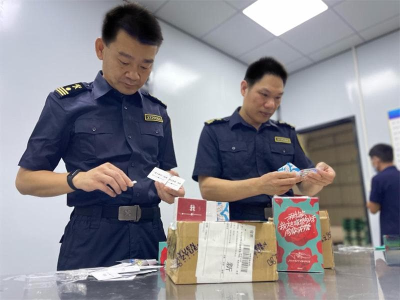 厦门港首条“大三通”海空联运跨商快线出口货物突破100万件