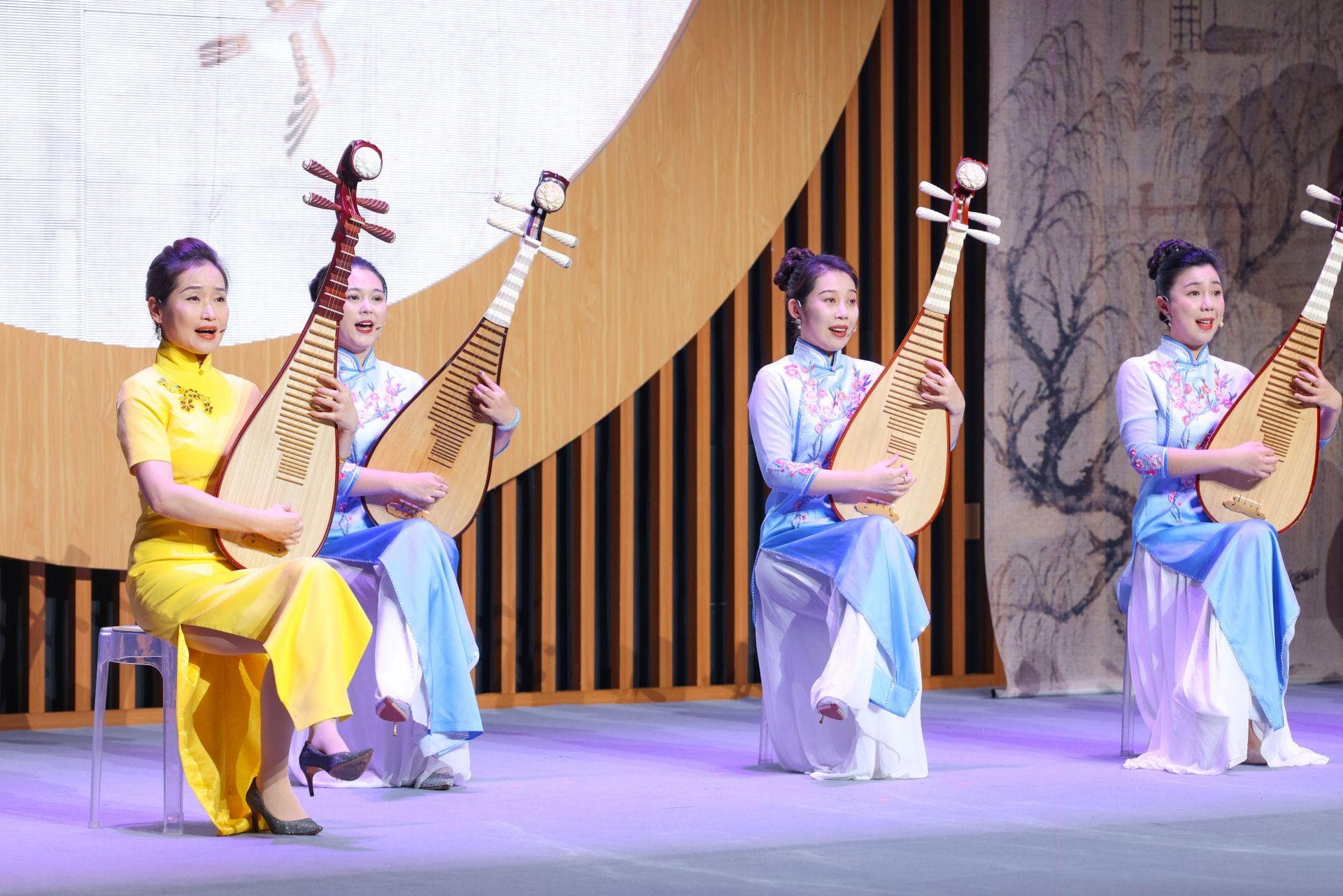 《弦鼓欢歌·曲艺绽春》扬州曲艺综合演出在中国扬州运河大剧院上演