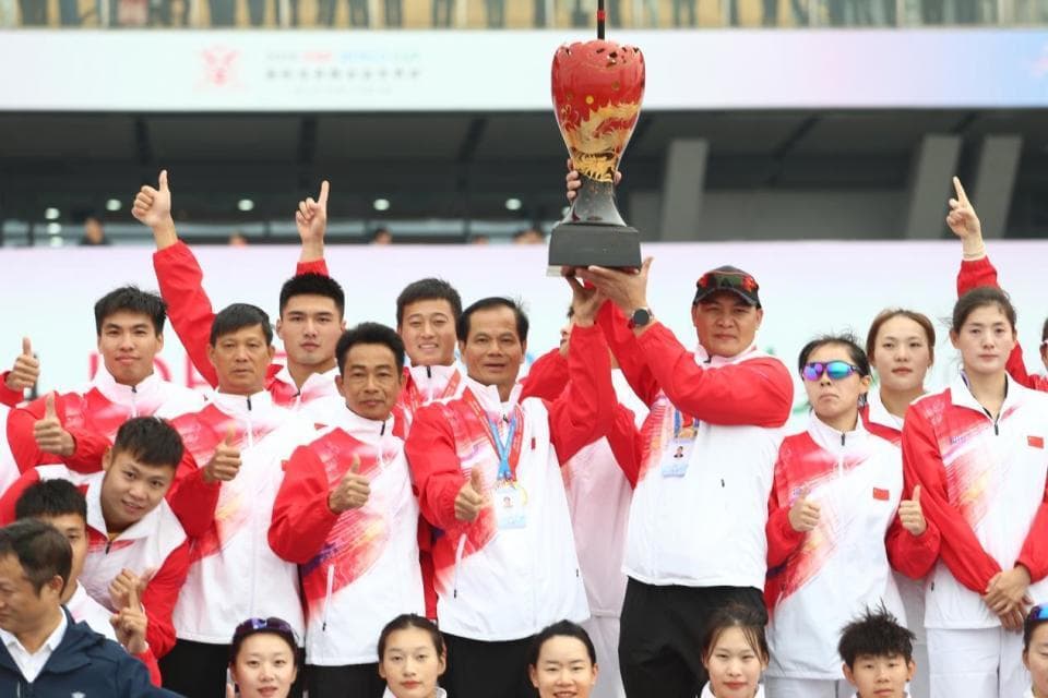 龙舟世界杯收官 中国队4金5银总分第一捧杯