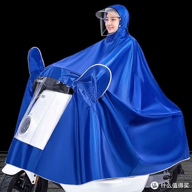 春天骑电动车出门，选对雨衣很重要