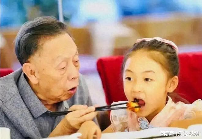 87岁广东相声大师黄俊英的全家福，妻子从年轻美到老，孙女才7岁