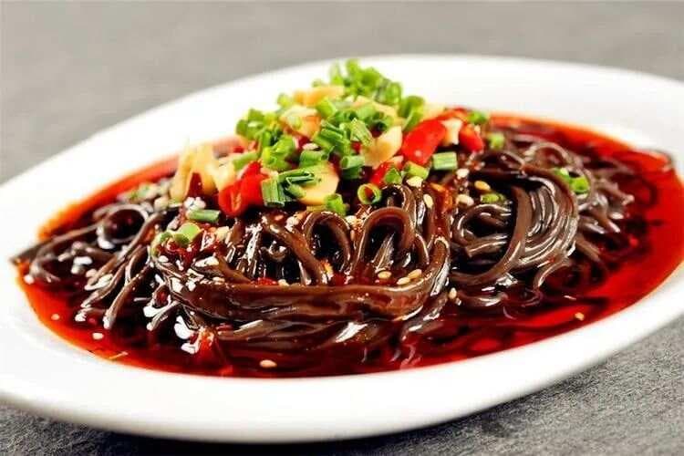 酸辣蕨根粉：川菜中的经典凉菜，独特口感与文化魅力