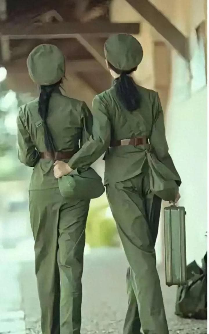 六五式军装：难忘的绿色记忆与女兵的荣耀