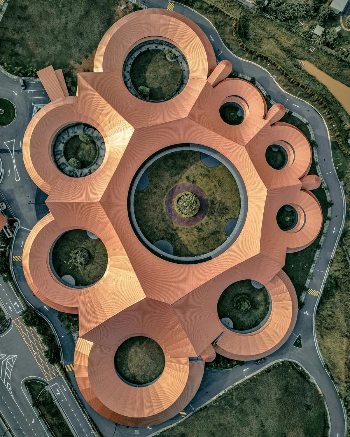 2025必打卡：弥勒东风韵景区，中国第一魔幻小镇的艺术盛宴