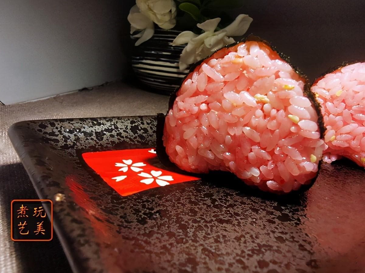 三文鱼樱花鱼松饭团制作教程